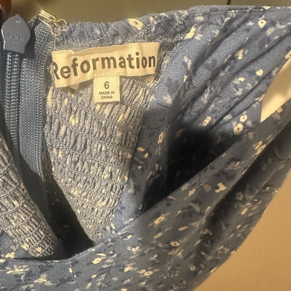 Reformation - Baxley Dress Blue Floral Dress with Puff Sleeves - Picture 4 of 6